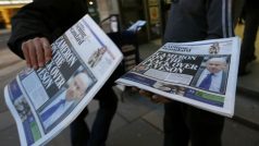 A man takes a copy of an evening newspaper, which features an article about Lord Justice Brian Leveson&#039;s report on media practices on its front page, in central London November 29, 2012