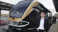 Leoš Novotný před vlakem Leo Express