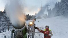 V lyžařském středisku na Ještědu spustili sněžná děla na sjezdovkách