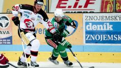Bryan Bickell (vlevo) je pro mladé hráče hokejovým kompasem, říká trenér Stloukal