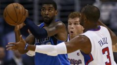 O.J. Mayo (vlevo v modrém) nastřílel v dresu Dallasu 40 bodů