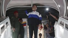 Venezuelský prezident Hugo Chávez se loučí před odletem na Kubu