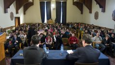 Hledá se prezident: Český rozhlas tráví den s Janem Fischerem. Na Filozofické fakultě v Olomouci