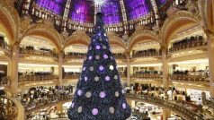 Vánoční stromek v pařížské Galerie Lafayette