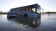 Rozdvodněná řeka River Soar poblíž Mountsorrelu v centrální Anglii