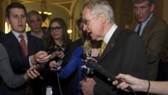 Šéf demokratické většiny v Senátu USA Harry Reid při rozhovoru s novináři.