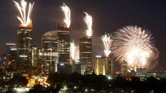 Novoroční ohňostroje na střechách domů v australském Sydney