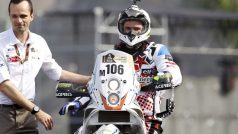 Thomas Bourgin (v helmě) je první letošní obětí Rallye Dakar mezi jezdci