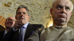 Bohuslav Sobotka, Jiří Dienstbier a Vladimír Špidla sledují ve volebním štábu ČSSD sčítání hlasů