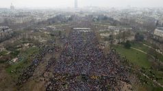 Masová demonstrace proti sňatků homosexuálů v Paříži