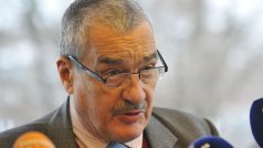 Schwarzenberg svolal mimořádnou tiskovou konferenci. Zemana a Klause na ní obvinil z toho, že se snaží podvést voliče.