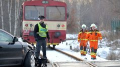 Dopravní nehoda auta a vlaku na železničním přejezdu v Mírové