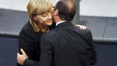 Angela Merkelová přivítala Francoise Hollanda v Bundestagu
