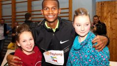 Mutaz Essa Barshim s mladými fanynkami