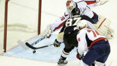 Sidney Crosby překonává brankáře Washingtonu