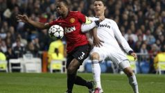 Christiano Ronaldo v souboji s Patricem Evrou