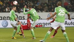Útočník Bayernu Mario Mandžikič (v červeném) právě střílí přes hlavu gól do sítě Wolfsburgu. Tomu nezabránil ani jeho nejbližší obránce Jan Polák (vlevo)