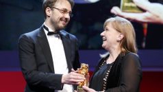 Režisér Calin Peter Netzer a producentka Ada Solomonová přebírají na Berlinale hlavní cenu za film Pozice dítěte.