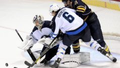 Ondřej Pavelec (vlevo) odchytal 200. utkání v NHL a oslavil ho výhrou Winnipegu v Buffalu