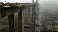 Zatěžkávací zkouška při stavbě Nuselského mostu pomocí tanků