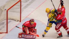 Utkání 50. kola hokejové extraligy HC Mountfield České Budějovice - PSG Zlín 22. února v Českých Budějovicích. Českobudějovický brankář Pavel Kantor chytá střelu, před ním jsou spoluhráč František Ptáček a Petr Čajánek ze Zlína (uprostřed).