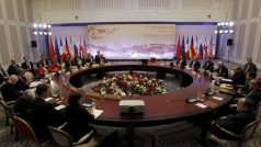 Konference zástupců Íránu a představitelů skupiny 5+1, tedy Spojených států, Velké Británie, Francie, Číny, Ruska a Německa v kazašském Almaty