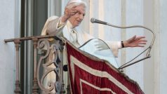 Papež Benedikt XVI. naposledy požehnal věřícím z balkónu letní residence v Castel Gandolfo