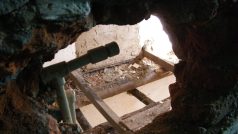 Ve druhém patře je propadlá podlaha. Ve vedlejším bytě žije osmičlenná rodina.