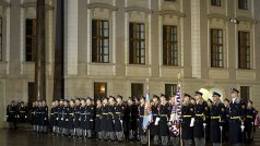 Slavnostní uzavření brány areálu Hradu a svěšení prezidentské standarty