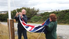 Millerovi vztyčují falklandskou vlajku