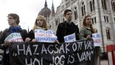 Demonstranti blokovali na protest proti změně ústavy vchod do maďarského parlamentu