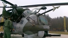 Vrtulník Mi-24 a jeho pilot, který byl oslněn laserem