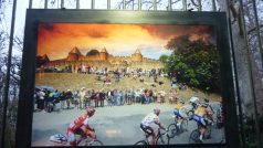 Mříže Lucemburské zahrady v Paříži zdobí fotografie z Tour de France
