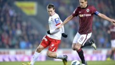 Utkání 21. kola první fotbalové ligy AC Sparta Praha - FC Viktoria Plzeň hrané 30. března v Praze. Zleva Vladimír Darida z Plzně a Marek Matějovský ze Sparty (vpravo).