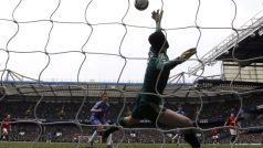 Petr Čech likviduje pokus Javiera Hernándeze