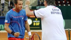 Lukáš Rosol (vlevo) a Jaroslav Navrátil při čtvrtfinále Davis Cupu v kazašské Astaně