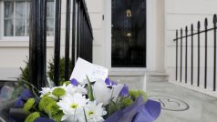 Před sídlem britských premiérů se okamžitě objevily květiny