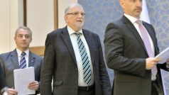 Ministr průmyslu a obchodu Martin Kuba, šéf Svazu průmyslu a dopravy Jaroslav Hanák a šéf svazu KOVO Josef Středula po jednání tripartity