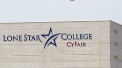 Policejní vrtulník přelétá na areálem školy Lone Star College