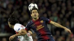 Cesc Fabregas z Barcelony (vpravo) a Javier Pastore z PSG bojují o míč