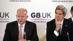 Britský ministr zahraničí William Hague a ministr zahraničí USA John Kerry na schůzce G8 v Londýně