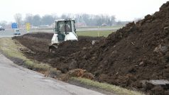 Těžká technika v akci - bagr pracuje na obchvatu Chrudimi