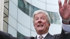Generální ředitel BBC Tony Hall se za své podřízené postavil