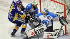 Pátý zápas finále play off hokejové extraligy PSG Zlín - HC Škoda Plzeň 17. dubna ve Zlíně. Bedřich Köhler ze Zlína (vlevo) a brankář Plzně Marek Mazanec.
