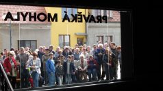 Návštěvníci sledují unikátní archeologický nález přes sklo