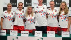 Andrea Hlaváčková, Lucie Hradecká, Klára Zakopalová, Petr Pála, Petra Kvitová a Lucie Šafářová v Palermu na Fed Cupu