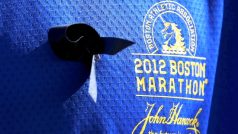 K uctění obětí bostonského atentátu si mnozí účastníci londýnského maratonu připínali černé stužky