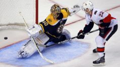 Tuukka Rask v bráně Bostonu a útočník Erik Condra z Ottawy v utkání NHL