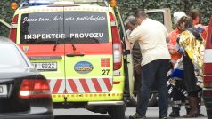 Na místě výbuchu v Praze 1 ošetřují záchranáři zraněné, policisté uzavírají další ulice