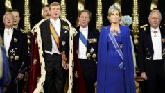 Nizozemský král Vilém-Alexandr a jeho žena královna Maxima během ceremoniálu, na němž král složil slib